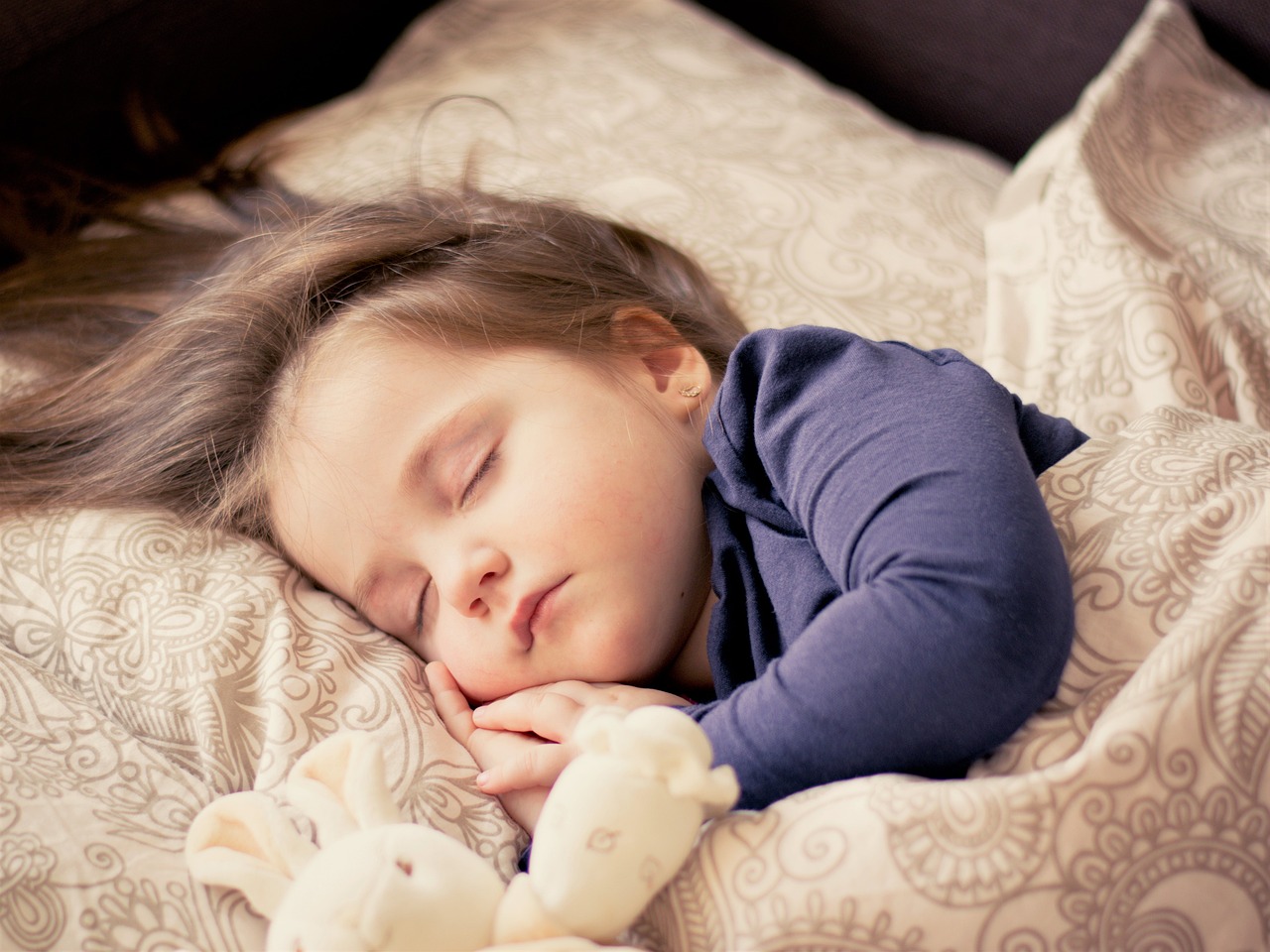 睡眠時間と身長の関係｜「寝る子は育つ」は本当か？【理学療法士が解説】